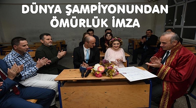 Çiftin nikahı sınıfta kıyıldı