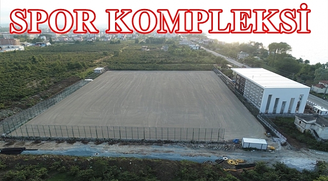 KOMPLEKSTE İKİ ÇİM SAHA VE SOSYAL TESİSLER BULUNUYOR