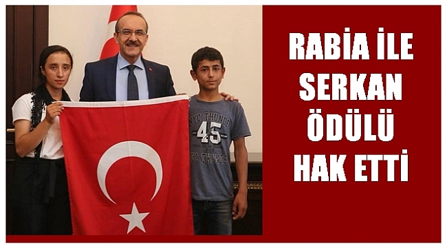 Okul bahçesinde yere düşen Türk Bayrağını öpüp Atatürk Büstünün üzerine koydular