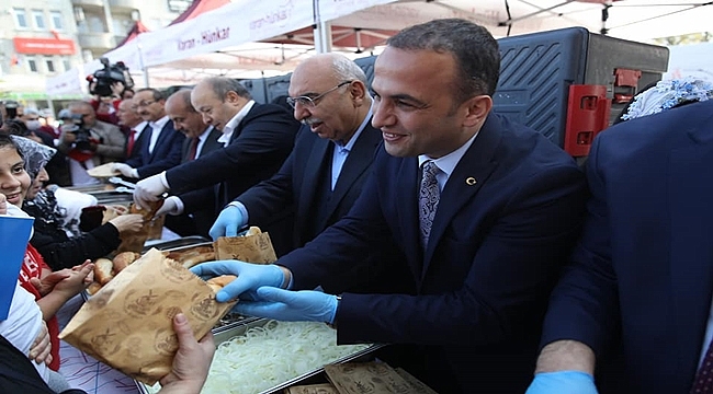 Fatsa'da protokol hamsi dağıttı vatandaş yedi