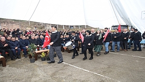 Kara önlükle köy okullarının tekrar açılmasına dikkat çektiler