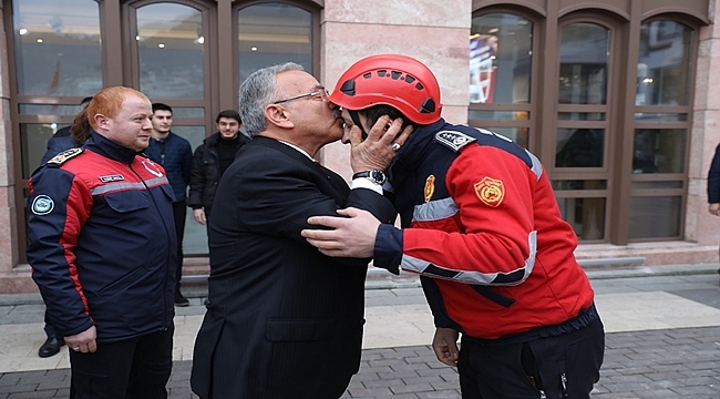 Başkan Güler Kahraman İtfaiyeciyi Alnından Öptü