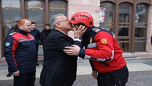 Başkan Güler Kahraman İtfaiyeciyi Alnından Öptü