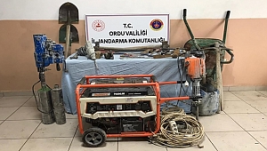 Ordu'da kaçak defineci defineyi bulamadan yakalandı