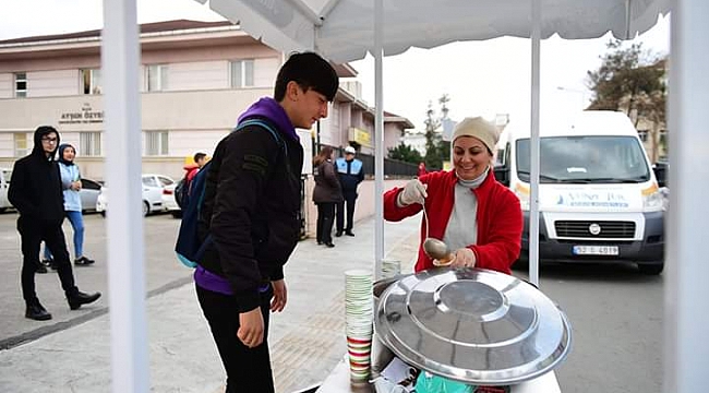 Altınordu öğrencilere  sabah çorbası ikram ediyor