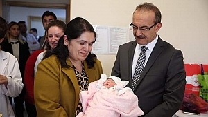 Vali Yavuz şehit ailesinin bebek sevincini paylaştı