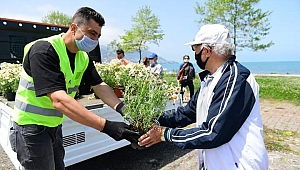 Altınordu Belediyesi maske ve çiçek dağıttı
