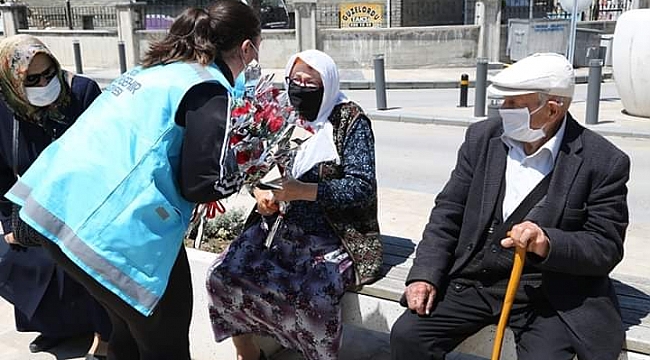 Büyükşehir Annelere Çiçek Verdi