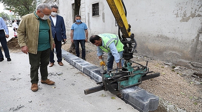 Büyükşehir caddelere estetik kazandırıyor