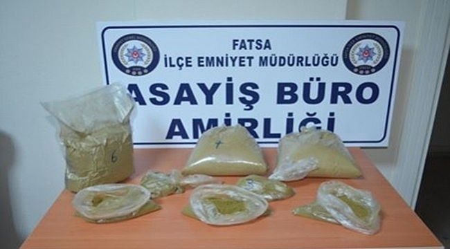 Polis otomobil içerisinde uyuşturucu ele geçirdi