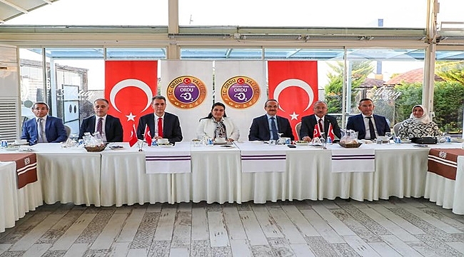 Vali Yavuz onuruna veda yemeği düzenlendi