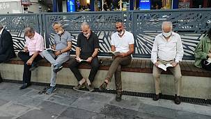 İyi Partililer çıplak ayakla kitap okudu