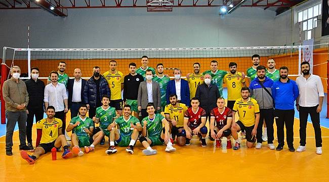 Akkuş Belediye önüne geleni deviriyor