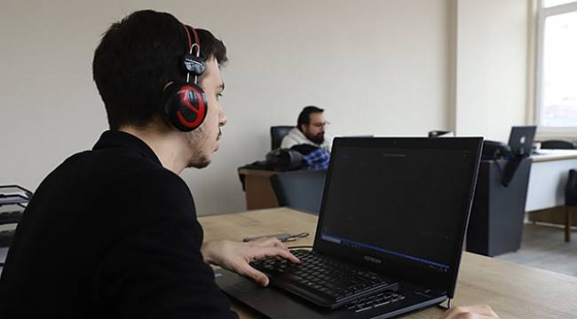 Gençler kodlama öğreniyor