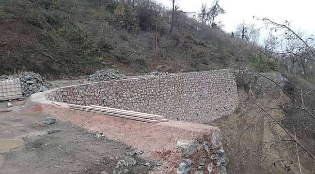 Yollar kale gibi duvarlarla korunuyor