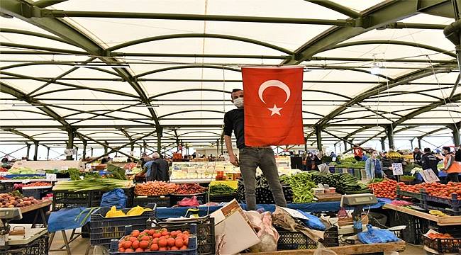 Altınordu Belediyesi Türk Bayrağı dağıttı