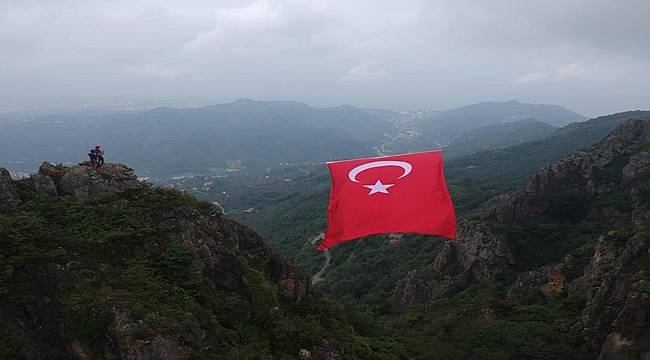 TÜRK BAYRAĞINI ZİRVEYE ASTILAR