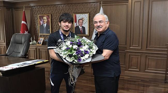DÜNYA 2. GÜREŞÇİYİ BAŞKAN GÜLER KABUL ETTİ