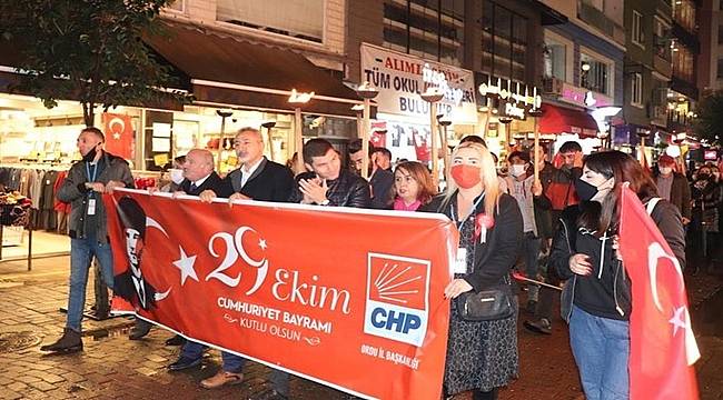 CHP &quot; Cumhuriyet Yürüyüşü ve Fener Alayı&quot; düzenledi