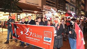 CHP " Cumhuriyet Yürüyüşü ve Fener Alayı" düzenledi
