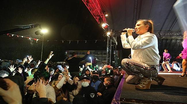 Demet Akalın Orduluları coşturdu