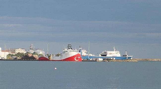 Karadeniz'de kötü hava şartları nedeniyle gemiler Samsun açıklarında demirledi