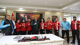 Şampiyon Boksörler İl Müdürü Genç'i ziyaret etti