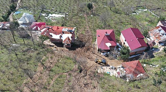 Giresun Piraziz'de heyelan nedeniyle grup yolu kapandı
