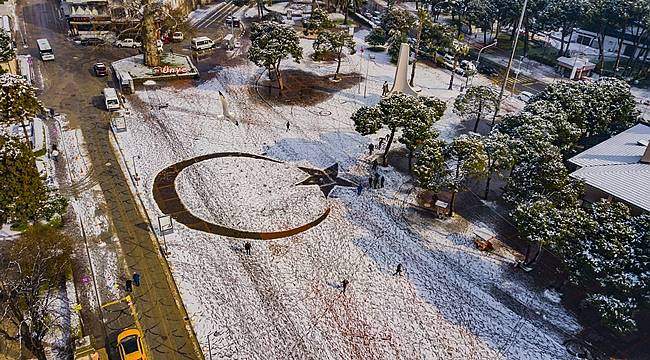 Ordu'da belediye işçileri kar üzerine ay yıldız figürü işledi