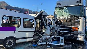 Rize'de öğrenci servisi tıra çarptı 1 kişi öldü 13 kişi yaralandı