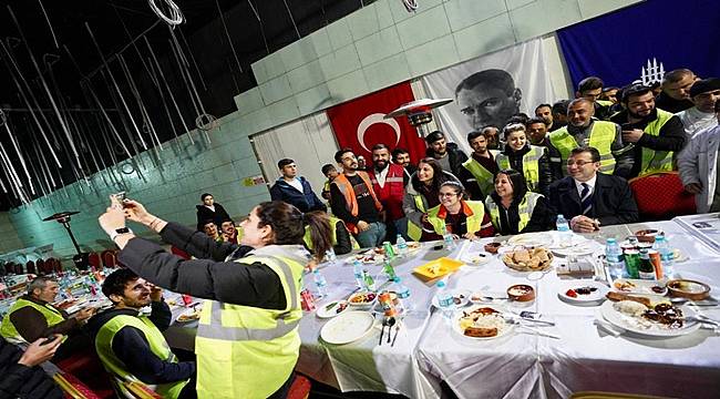 İmamoğlu yerin 25 metre altında metro çalışanlarıyla iftar yaptı
