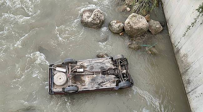 Karabük'te çaya düşen otomobilde 2 kişi yaralandı