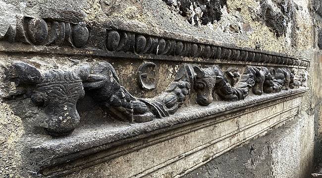 Sinop'ta 2500 yıllık boğa başı figürlü kırlent gün yüzüne çıkartıldı