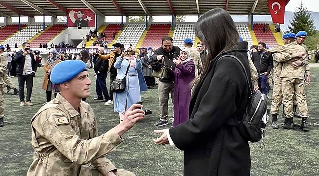 Uzman Onbaşı törende evlilik teklifi yaptı