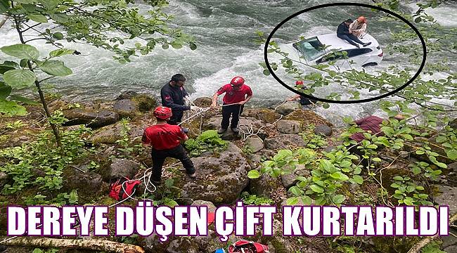 Otomobilleriyle dereye düşen çift kurtarıldı