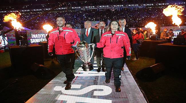 Trabzonspor'a şampiyonluk kupasını Yemek Sepeti teslim etti