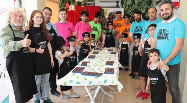 Çikolata yapan babalara sertifikalar çocuklardan