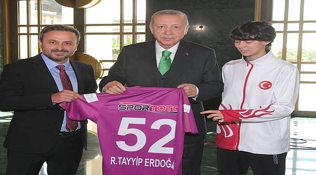 Cumhurbaşkanı Erdoğan'a 52 Orduspor forması hediye edildi