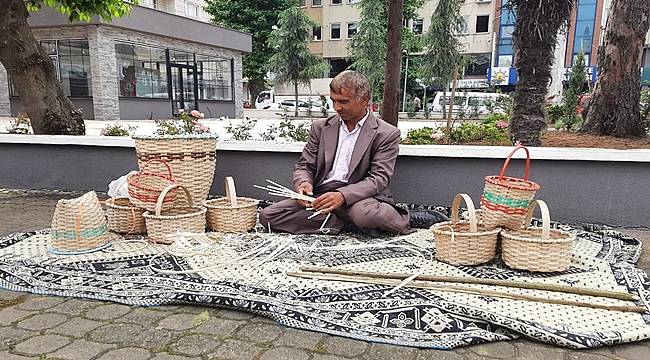 Fındık dalından sepet ören Ahmet Yahşi mesleğini gençlere öğretiyor