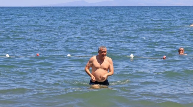 İzmir Güzelbahçe&#039;de Başkan İnce mavi bayrağı tescilledi... Denize giren ilk başkan oldu