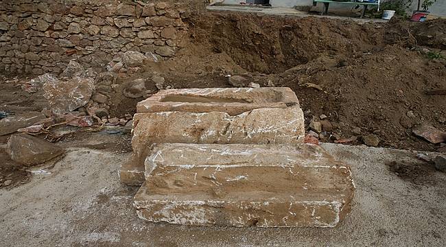 Tokat&#039;ta istinat duvarının altından tarihi eser çıktı