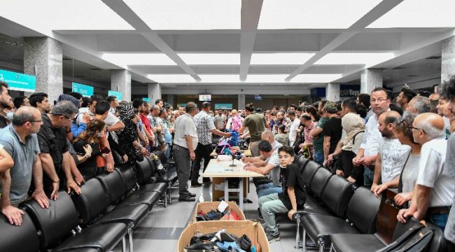 Toplu ulaşımda unutulan eşyalar kapışıldı