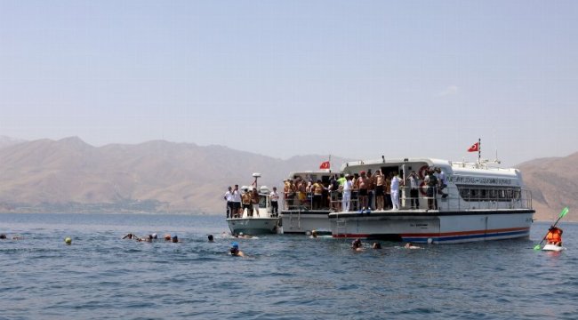 4 gündür Van Gölü’nde yüzüyorlar