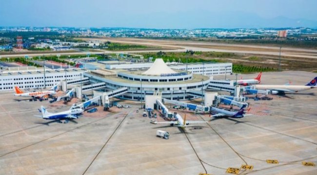 Antalya'da uçak trafiği rekor tazeledi