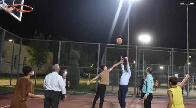 Bakan Kasapoğlu, gençlerle basketbol oynadı
