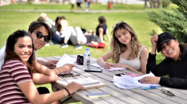 KKTC'de her üç öğrenciden biri tam burslu
