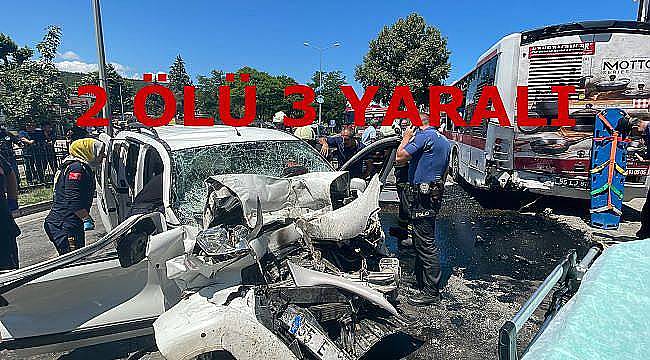 Otomobil belediye otobüsüne çarptı, 2 kişi öldü, 3 kişi yaralandı