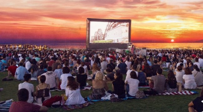 Tatil beldelerinde popüler filmler açık havada izlenecek