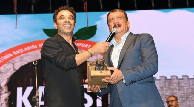 Uğur Aslan ve Buray 'Kayısı Festivali'nde coşturdu