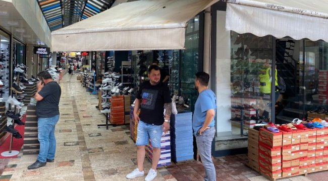 İzmit Belediyesi yağmurdan zarar gören çarşı esnafının yanında